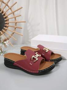 صنادل نسائية عصرية برقبة كعب سميك وسيور معدنية للزينة، مانعة للماء، بكعب متنوع، مريحة من مادة PU عالية الجودة، مناسبة للحفلات والشاطئ والاستخدام اليومي الصيفي