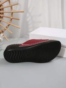 صنادل نسائية عصرية برقبة كعب سميك وسيور معدنية للزينة، مانعة للماء، بكعب متنوع، مريحة من مادة PU عالية الجودة، مناسبة للحفلات والشاطئ والاستخدام اليومي الصيفي