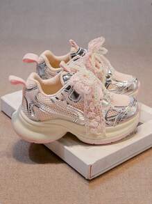 Zapatos deportivos nuevos de primavera para niñas con decoración de perlas, encaje y moño, calzado para niñas grandes para correr, zapatos casuales de malla transpirable y ligeros con plataforma, para uso en el campus