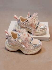 Zapatos deportivos nuevos de primavera para niñas con decoración de perlas, encaje y moño, calzado para niñas grandes para correr, zapatos casuales de malla transpirable y ligeros con plataforma, para uso en el campus