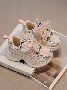Zapatos deportivos nuevos de primavera para niñas con decoración de perlas, encaje y moño, calzado para niñas grandes para correr, zapatos casuales de malla transpirable y ligeros con plataforma, para uso en el campus