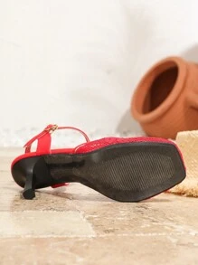 Rode schoenen met hoge hakken en kanten bloemenmotief, ademende muiltjes met vierkante neus en stiletto's voor dames