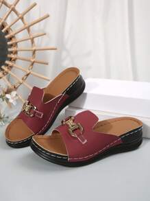 صنادل نسائية عصرية برقبة كعب سميك وسيور معدنية للزينة، مانعة للماء، بكعب متنوع، مريحة من مادة PU عالية الجودة، مناسبة للحفلات والشاطئ والاستخدام اليومي الصيفي