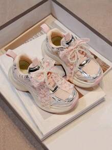 Zapatos deportivos nuevos de primavera para niñas con decoración de perlas, encaje y moño, calzado para niñas grandes para correr, zapatos casuales de malla transpirable y ligeros con plataforma, para uso en el campus