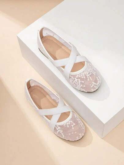 زوج من أحذية القماش المريحة ذات الزخارف الزهرية للفتيات والطالبات، للارتداء في الخارج والرقص، بتصميم أبيض مطرز بالدانتيل، مناسبة للزفاف