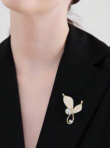 1pc Elegant Pearl Leaf Design Brooch, High-End Decoration For Coat, Dress, Jacket, Gift For Wife, Friend, Special Occasions Dress Accessories Pin For Clothes Bag Charm School Office Accessories Shirts Jewelry Christmas Halloween Clothes Pin Funny Cute Teacher Gifts