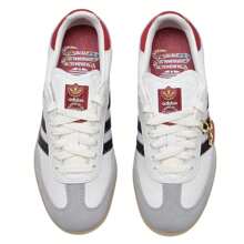 Adidas 阿迪达斯 Samba OG 男女通用运动鞋，皮革鞋面搭配绒面革饰边，舒适轻便的低帮系带休闲鞋，适合日常穿着和户外活动。 - 白/黑色/栗紅 - 查看 10