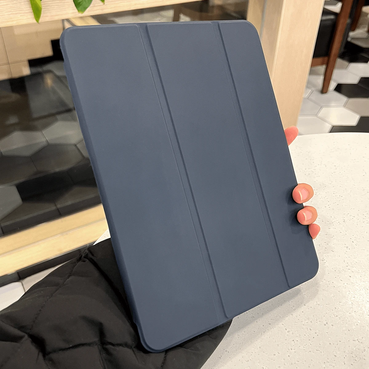 深蓝色蜂窝状 TPU 笔槽全包裹平板电脑保护套，带磁扣和笔架，三折支架，适用于多个品牌的各种 iPad 型号