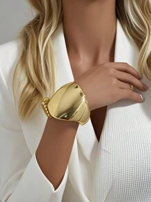1pc Fashionable Women Geometric Wide Face Rhombus Smooth Zinc Alloy Street Personalized Exaggerated High-Quality Retro Luxury Concise Elegant Lady Bracelet Suitable For Daily Commute, Gathering, Romantic Travel, Business Meeting, Fashion Show - Silver Shield - View 13