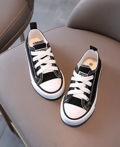 Zapatos Casuales para Niños de Moda con Agujeros Transpirables 12-21mx  al Azar en el Interior, Versión Coreana 2025, Zapatos de Lona Bajos para Niños y Padres color negro blanco azul marino