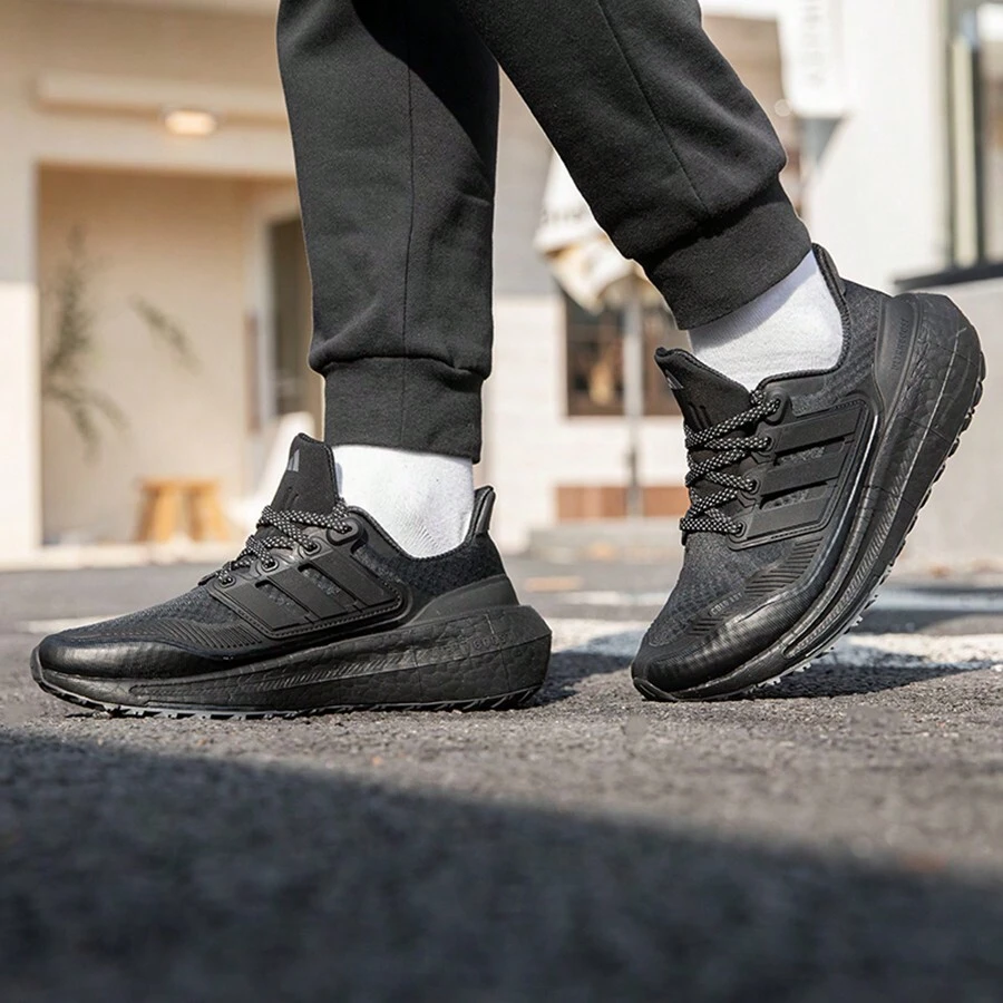 阿迪达斯男士新款 ULTRABOOST 缓震轻便透气舒适跑步鞋 HP6414 - 黑色 - 查看 1