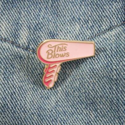 Este broche de solapa de esmalte con soplador de aire es un nuevo estilo de 2025 para decorar ropa, mochilas, bolsos, chaquetas y talla grande. Es un accesorio ideal para adolescentes, jóvenes, hombres, uso casual, al aire libre, deportivo, regalos de graduación, cumpleaños y uso diario. También es un regalo divertido y práctico para maestros.