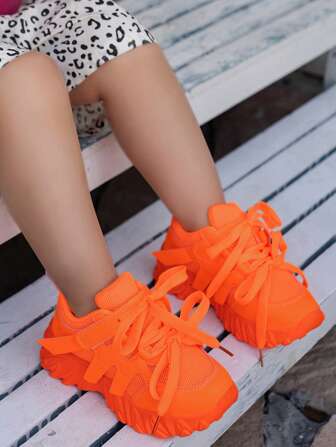 1 双轻便、高弹、透气网眼春秋休闲运动鞋，适合男孩和女孩，适合室内/室外，减震，学生跑步运动鞋