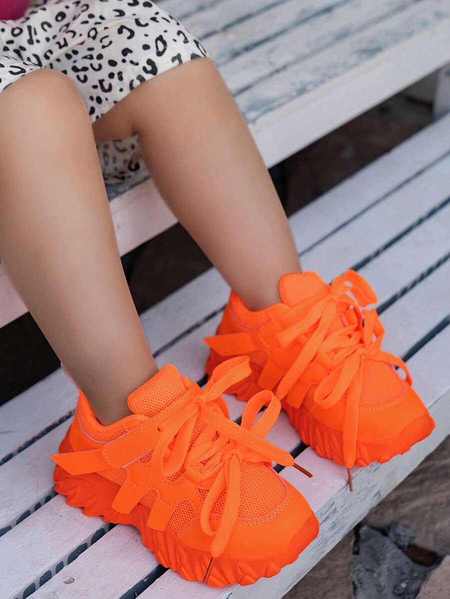 زوج من الأحذية الرياضية الخفيفة، عالية المرونة، ومنفذة للهواء للربيع/الخريف، مناسبة للأولاد والبنات للاستخدام الداخلي/الخارجي، مانعة للصدمات، وأحذية جري للطلاب' - لون برتقالي - مشاهدة 1