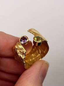 1 件独特不对称开口可调节锤纹铜镀金戒指，镶嵌紫色和绿色宝石，现代艺术设计珠宝，适合女性派对、聚会或生日礼物，搭配日常服装 - 彩色 - 查看 2