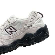 New Balance 女士户外徒步鞋，复古运动休闲运动鞋 WL703SBB-B - 白色+灰白色 - 查看 11