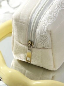 1 szt. Biała kratka pikowana kwiatowa kosmetyczka, modna i swobodna duża pojemność przenośne kosmetyczki z zamkiem błyskawicznym, niezbędne w podróży i na wakacjach kosmetyczki na podpaski higieniczne, wkładki, przewodowe słuchawki, słuchawki douszne, ładowarki, szminki, kosmetyki, perfumy, produkty do pielęgnacji skóry i urody, wystrój domu, dla mamy, kobiet, pielęgniarek, studentów, uczennic, kluczy, prezentów świątecznych