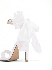 Sandali bianchi in pizzo con punta aperta e piattaforma alta da donna con decorazioni a fiocco, tacco alto e splendenti strass, eleganti per banchetti, feste, matrimoni