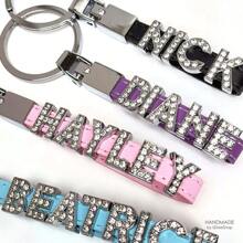 1个定制水钻字母皮革钥匙扣,个性化名字包包挂饰,闪亮水钻字母,定制生日礼物(送给女性/女友),送给他的礼物,送给她的礼物,新年/母亲节/父亲节/生日/周年纪念日/圣诞节礼物,送给您的爱人、男友、女友、家人、朋友 - 彩色 - 查看 5