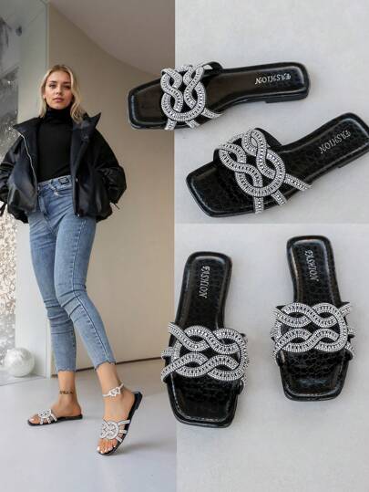 A Pair Of Best-Selling Teen's Slippers. The Main Body Of The Upper Is Black, Using Imitation Crocodile Texture Design, With Rhinestone Decorated Chain Shape, Fashion And Gorgeous. The Overall Style Is Exquisite And Bright, Wear In Parties, Performances And Other Occasions, Showing Elegance.