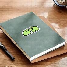 3 英寸“青蛙拥抱情侣贴纸 - 可爱迷人的青蛙主题乙烯基贴纸，适用于笔记本电脑、笔记本、水瓶、动物角、个人空间和幽默区 | 非常适合青蛙爱好者、情侣、朋友和幽默爱好者 | 送给伴侣、家人和动物爱好者的完美礼物 | 甜蜜贴纸，适合青蛙装饰、关系乐趣和异想天开的表达”