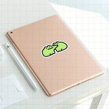 3 英寸“青蛙拥抱情侣贴纸 - 可爱迷人的青蛙主题乙烯基贴纸，适用于笔记本电脑、笔记本、水瓶、动物角、个人空间和幽默区 | 非常适合青蛙爱好者、情侣、朋友和幽默爱好者 | 送给伴侣、家人和动物爱好者的完美礼物 | 甜蜜贴纸，适合青蛙装饰、关系乐趣和异想天开的表达”