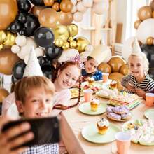 135 stuks metallic gouden ballonnen in zandwit voor verjaardagen, jubilea, nieuwjaar, verlovingen en feestdecoraties.