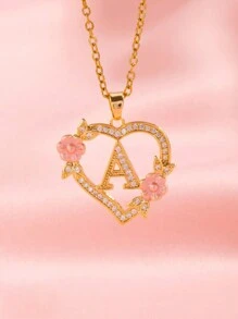 这款时尚、优雅、精致的26字母心形吊坠项链是青少年日常佩戴的完美之选。它也是馈赠朋友的理想礼物，展现了女性优雅的魅力和时尚的欧美设计风格。它是年轻人必备的珠宝单品。