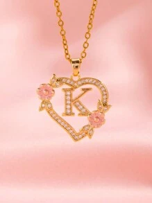 这款时尚、优雅、精致的26字母心形吊坠项链是青少年日常佩戴的完美之选。它也是馈赠朋友的理想礼物，展现了女性优雅的魅力和时尚的欧美设计风格。它是年轻人必备的珠宝单品。