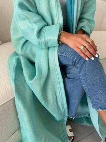 这款时尚简约的女士纯色长袍，搭配时尚优雅的开襟羊毛长袍，充分展现了中东风情，适合日常生活和度假穿着，是一款端庄的卡夫坦长袍。