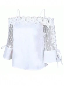 Blusa holgada con hombros descubiertos, con empalmado de encaje y malla con diseño floral y cierre delantero de lazo