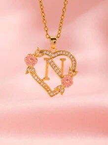 这款时尚、优雅、精致的26字母心形吊坠项链是青少年日常佩戴的完美之选。它也是馈赠朋友的理想礼物，展现了女性优雅的魅力和时尚的欧美设计风格。它是年轻人必备的珠宝单品。