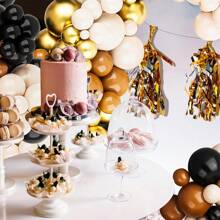 135 stuks metallic gouden ballonnen in zandwit voor verjaardagen, jubilea, nieuwjaar, verlovingen en feestdecoraties.