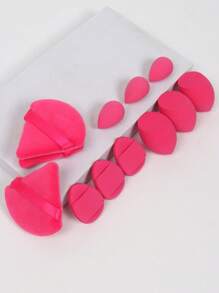 Juego de 12 esponjas de maquillaje de uso múltiple que consta de 3 borlas triangulares para polvos, 3 borlas mini de cojín de aire para polvos, 3 esponjas de maquillaje en forma de gota de agua y 3 mini esponjas de maquillaje. Adecuado para base líquida, base en polvo y crema correctora. Apto para todo tipo de pieles.