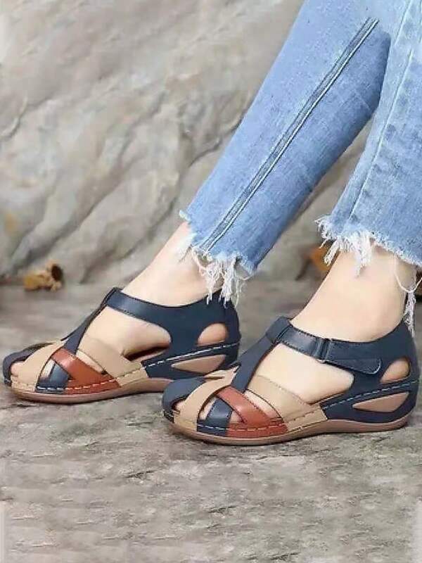 Sandalias de tacón inclinado tejido con hebilla de punta redonda retro de las mujeres