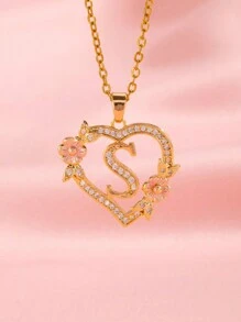 这款时尚、优雅、精致的26字母心形吊坠项链是青少年日常佩戴的完美之选。它也是馈赠朋友的理想礼物，展现了女性优雅的魅力和时尚的欧美设计风格。它是年轻人必备的珠宝单品。