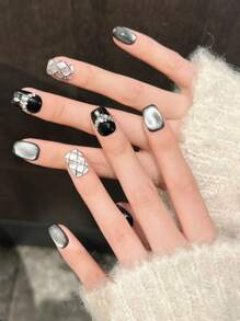 10片哥特风美甲贴纸：手工制作的短方形美甲贴纸，适合温柔的女士。贴纸表面饰有猫眼项链图案，并点缀着水钻和仿珍珠。简约独特，适合日常佩戴和派对场合。佩戴舒适，独一无二。强烈推荐！美甲贴纸，美甲用品，美甲护理必备！ - 彩色 - 查看 2