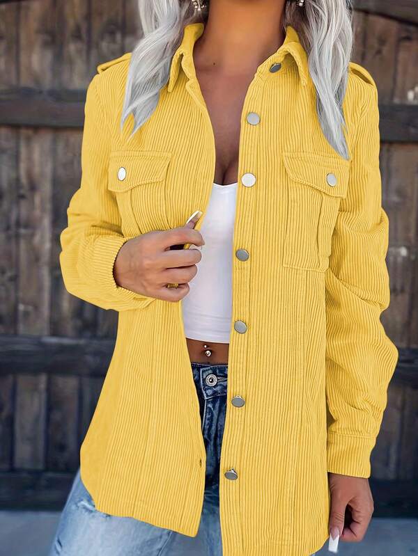 Camisa feminina de veludo cotelê com aba e botões