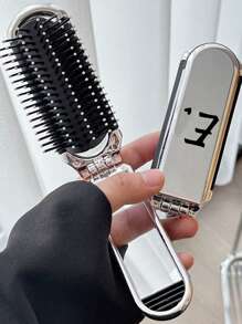 二合一镀银折叠梳子兼化妆镜 - 便携式，印有黑色 A-Z 字母和心形图案，适合旅行、度假和居家使用，方便携带，现代旅行美容工具