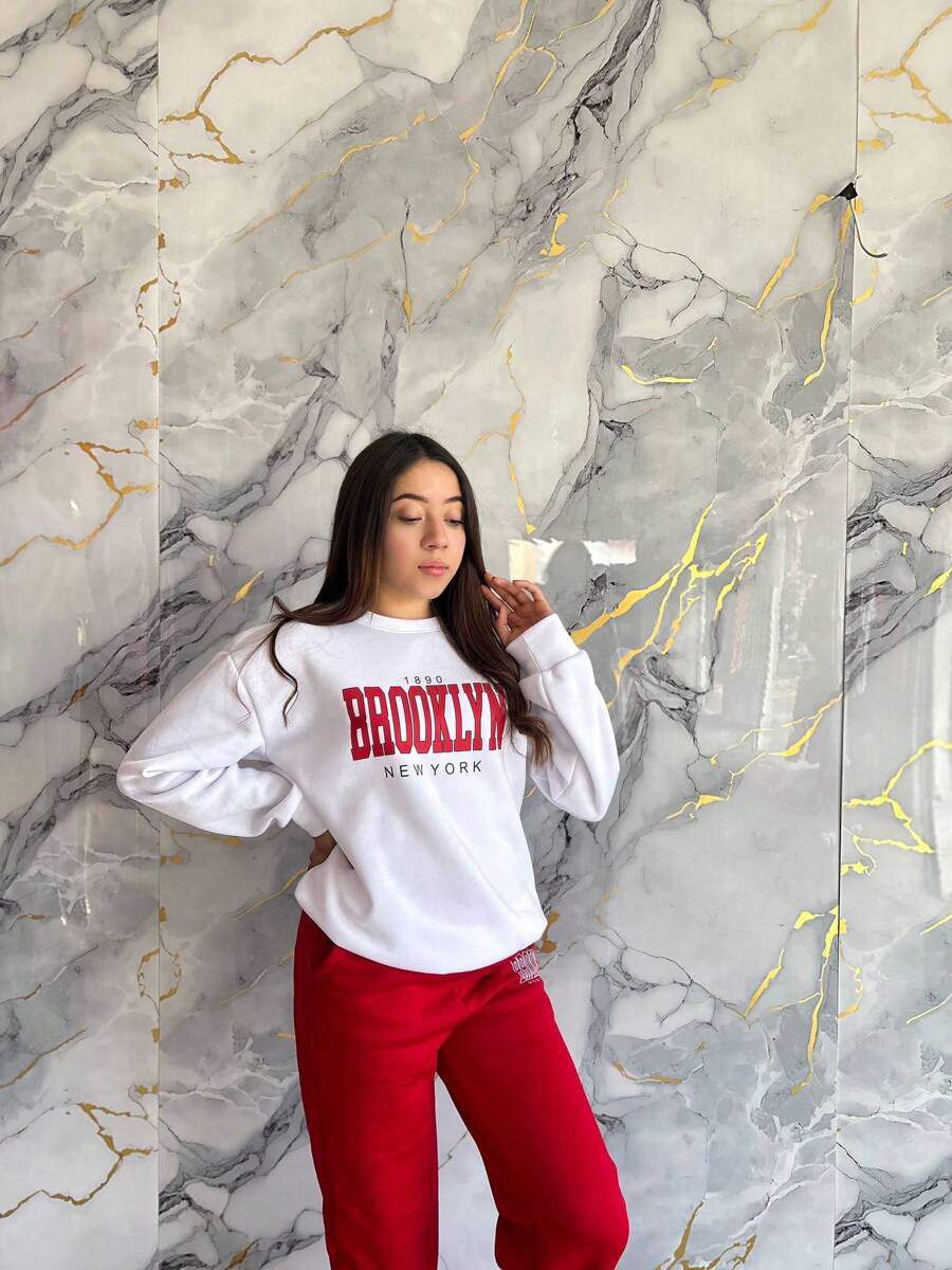 SET DE 2 PIEZAS DE SUDADERA HODDIE CUELLO REDONDO CON JOGGER PANS DE DAMA AFELPADO ESTAMPADO FRONTAL EN SUDADERA CON LETRAS DE BROOKLYN OTOÑO INVIERNO COLORES DE MODA CASUAL DETALLE EN TOBILLO CON ELASTICO SEMI AJUSTADO Y BOLSILLOS LATERALES EN JOGGER ROPA COMODA DE DAMA PARA INVIERNO O DEPORTES - Rojo - Ver 1