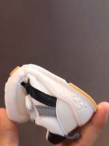 1 par de zapatos para caminar para niños y niñas de 1 a 4 años, con malla transpirable, suela suave antideslizante y cierre de gancho y bucle, apropiados para uso en interiores y exteriores, de estilo deportivo y casual para primavera/otoño