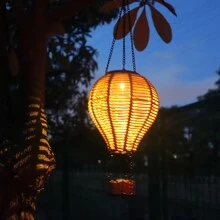 1 pieza Luz solar de camino con forma de globo de ratán tejido a mano - Accesorio de iluminación decorativa semi-empotrado de ahorro de energía eficiente con lámpara de suspensión de plástico, decoración de jardín con batería de níquel, pantalla de lámpara de ratán tejido a mano, adecuado para decoración del hogar, restaurante, cafetería, sala de té, con control de interruptor, panel solar, batería fotovoltaica desmontable, lámpara solar colgante a prueba de agua para jardín, terraza, decoración al aire libre para vacaciones, luz de ambiente para el jardín