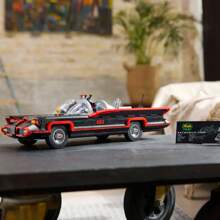 LEGO DC Das klassische TV-Serie Batmobile, DC-Sammlerauto, Baukasten inspiriert vom klassischen Batmobile der Fernsehserie von 1966, kreatives DC-Geschenk für Erwachsene und Superhelden-Fans, 76328