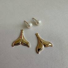 BRINCO CALDA DE SEREIA COM PÉROLA BANHADO A OURO 18K