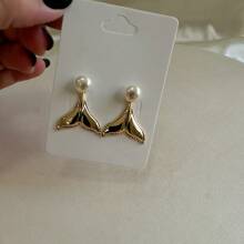 BRINCO CALDA DE SEREIA COM PÉROLA BANHADO A OURO 18K