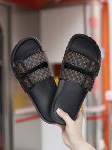 Summer Large Size 39-47 Men's Slippers Outdoor Comfortable Men's Casual Shoes Lightweight Anti Slip Home Slippers Wear-Resistant Breathable Men's Sandals Outdoor Daily Wear Men's Shoes(Asymmetric Pattern)