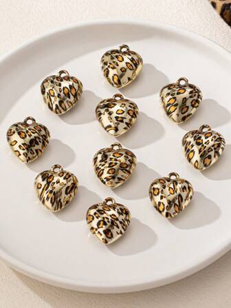 时尚树脂心形吊坠，简约别致的金/银豹纹心形吊坠，适合DIY耳环、项链、手链、手机挂饰、包包挂饰、钥匙扣、珠宝，是制作节日礼物、情人节礼物、返校礼物的理想之选，也是制作小型饰品的完美材料。