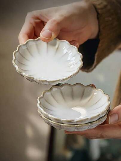 1pc/2pcs/4pcs/6pcs/8pcs Japanese Kiln-Fired Chrysanthemum Ceramic Seasoning Dishes, Vintage Flower Ceramic Saucer Plates, Home Soy Sauce Vinegar Dish, Tomato Salad Sauce Dish, Butter Dish, Snack Plate, Restaurant Serving Tableware Back To School