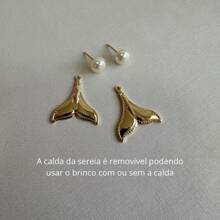 BRINCO CALDA DE SEREIA COM PÉROLA BANHADO A OURO 18K