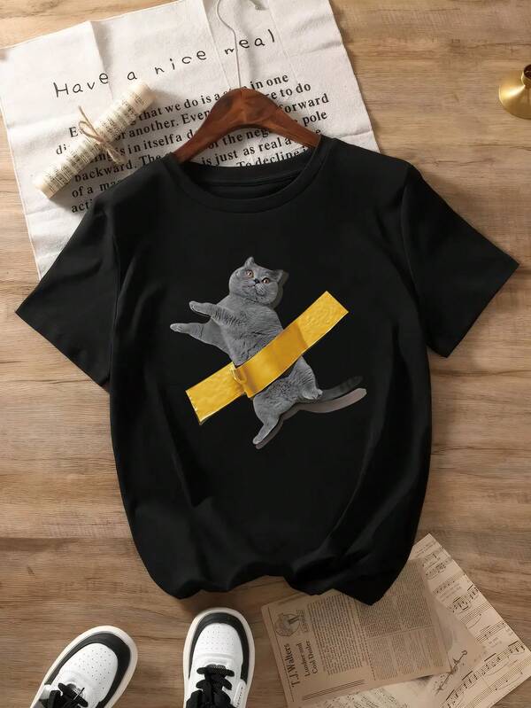 Damen Rundhals Kurzarm T-Shirt mit niedlichem Aufdruck einer Katze, die in Klebeband verwickelt ist. Das Material hat leichte Elastizität, was es für Frühlings- und Sommerausflüge, den Arbeitsweg und den Hauch von Straßenmode in deinem Look geeignet macht.